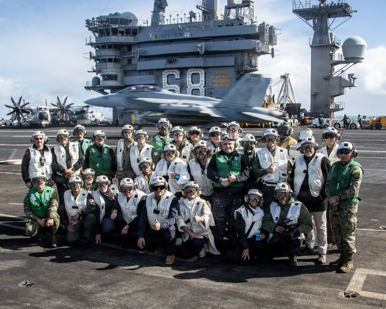 Delegación uruguaya a bordo del portaaviones estadounidense USS Nimitz.