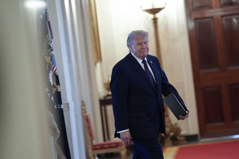 Donald Trump llega a la ceremonia de juramento de Kevin Warsh como nuevo presidente de la Reserva Federal en el Salón Este de la Casa Blanca en Washington, D.C., EE. UU., el 22 de mayo de 2026. &nbsp;