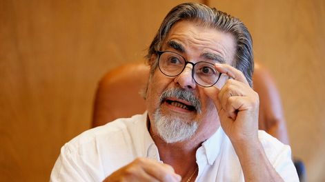 Gustavo Zubía durante la entrevista con Búsqueda. Foto: Javier Calvelo / adhocFOTOS