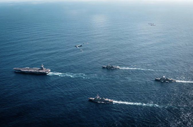 El grupo de ataque del portaaviones USS Gerald R. Ford se desplaza por el océano Atlántico.