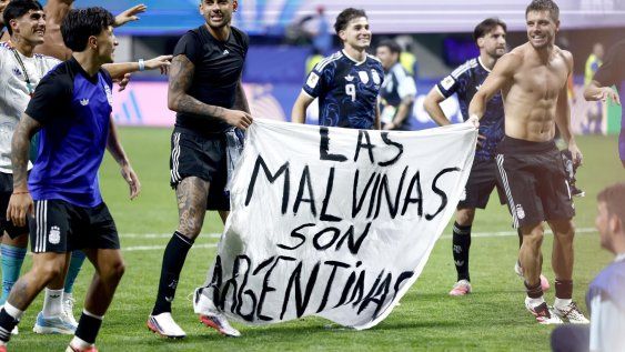 Jugadores de Argentina sostienen una pancarta con el lema “Las Islas Malvinas son argentinas” mientras celebran su victoria en el partido de semifinales de la Copa Mundial de la FIFA 2026 entre Inglaterra y Argentina, en Atlanta, EE. UU., el 15 de julio de 2026.