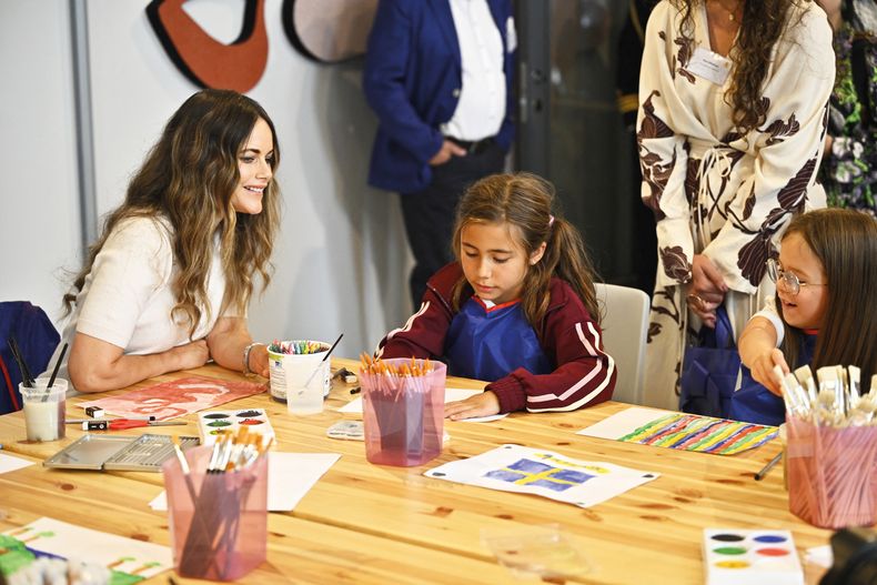 Durante la jornada, la princesa Sofía se sentó a conversar con los niños y a apreciar sus dibujos.