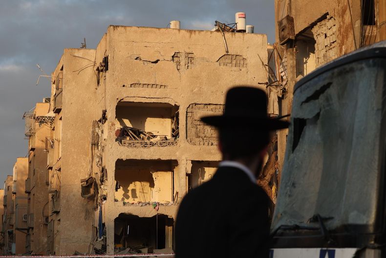 Un residente judío ultraortodoxo observa el lugar del impacto directo de un misil iraní en Arad, Israel, el 22 de marzo de 2026.
