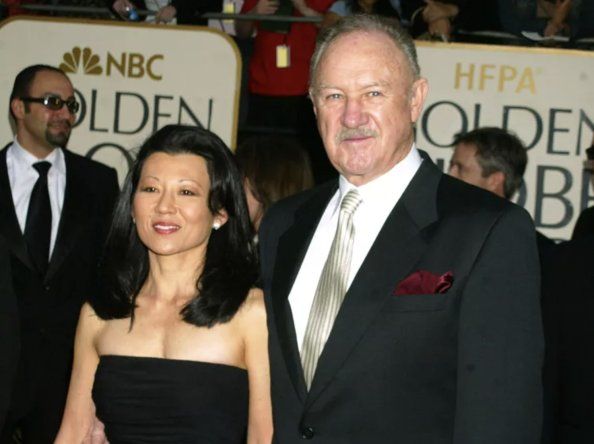 Gene Hackman posa junto a su esposa, Betsy Arakawa, en una gala de los Globos de Oro, en Los Ángeles.