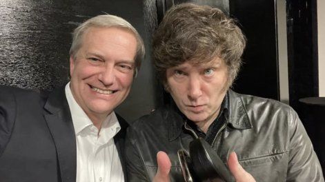 José Antonio Kast en una selfie junto a Javier Milei.