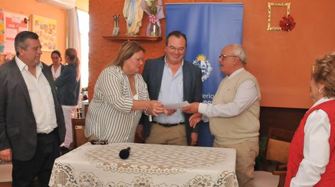 El ministro José Luis Falero junto a la intendenta Ana Bentaberri firmando convenios sociales en San José