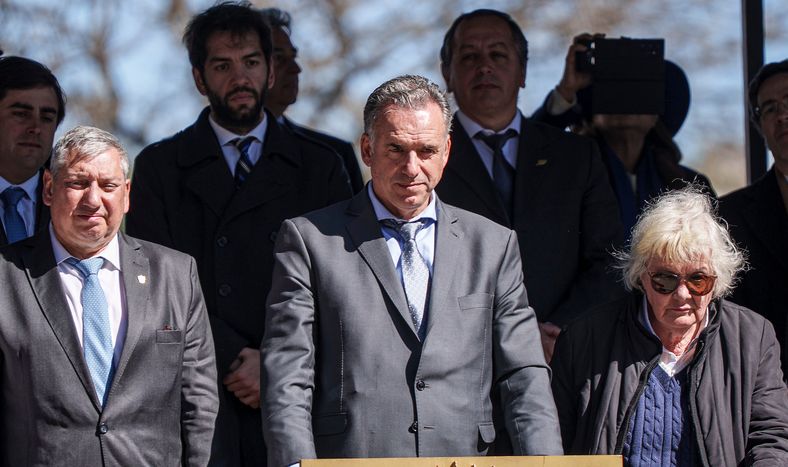 Carlos Enciso, Yamandú Orsi y Lucía Topolansky en el acto del Bicentenario de la Declaratoria de Independencia.