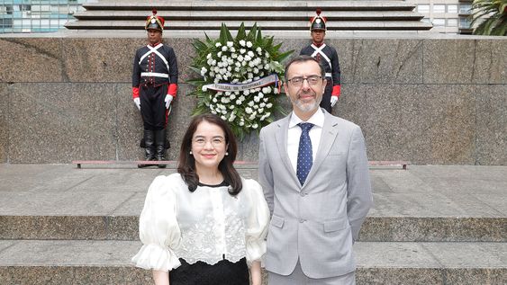 De la Embajada de Filipinas: embajadora Grace Cruz-Fabella y director adjunto de Protocolo Juan Pablo Wallace. De la Embajada de Filipinas: embajadora Grace Cruz-Fabella y director adjunto de Protocolo Juan Pablo Wallace.