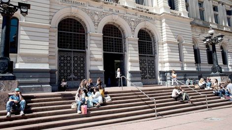 Búsqueda | Explanada de la Facultad de Derecho. Foto: Ricardo Antúnez / adhocFOTOS