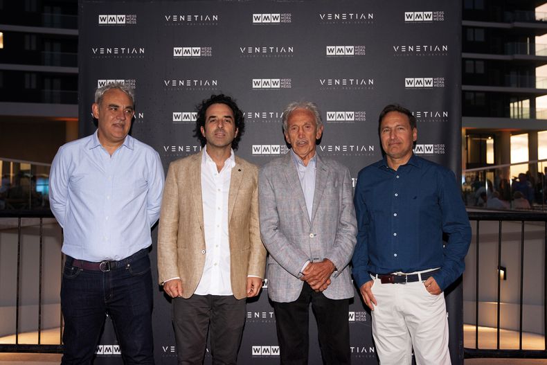 Santiago Pérez Morgan y Felipe Boix, de Norte Construcciones, con Ricardo y Daniel Weiss, directores de Estudio WMW