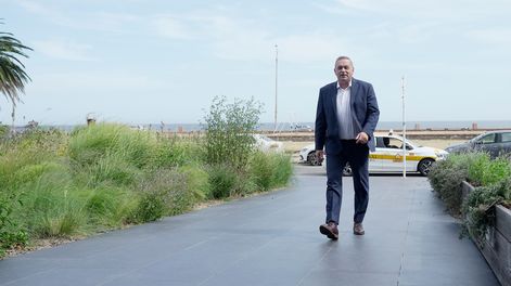 Álvaro Delgado en la sede de la transición, el edificio Plaza Alemania en Montevideo