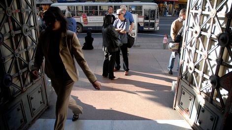Búsqueda | Puerta del edificio central de la Udelar. Foto: Javier Calvelo /adhocFOTOS