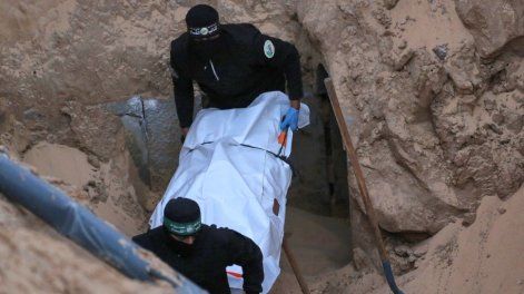 Militantes de Hamás cargan un cuerpo recuperado de un túnel en una zona al norte de Jan Yunis, en el sur de la Franja de Gaza, el 28 de octubre de 2025.