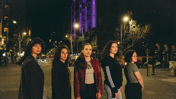 Niña Lobo son Andrea Chane Pérez (teclado), Cecilia Simón (batería), Camila Rodríguez (guitarra y voz), Isabel Palomeque (bajo) y Camila Bustillos (guitarra y voz).