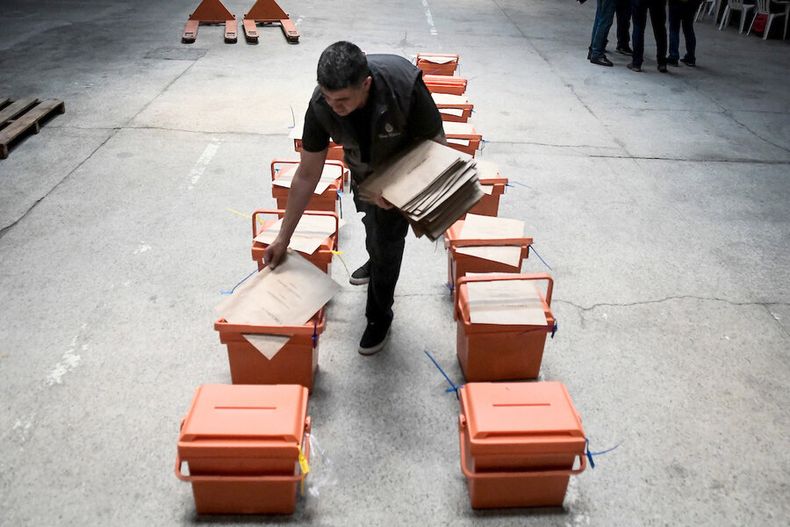 Un trabajador prepara las urnas para elecciones. Foto: Javier Calvelo / adhocFOTOS