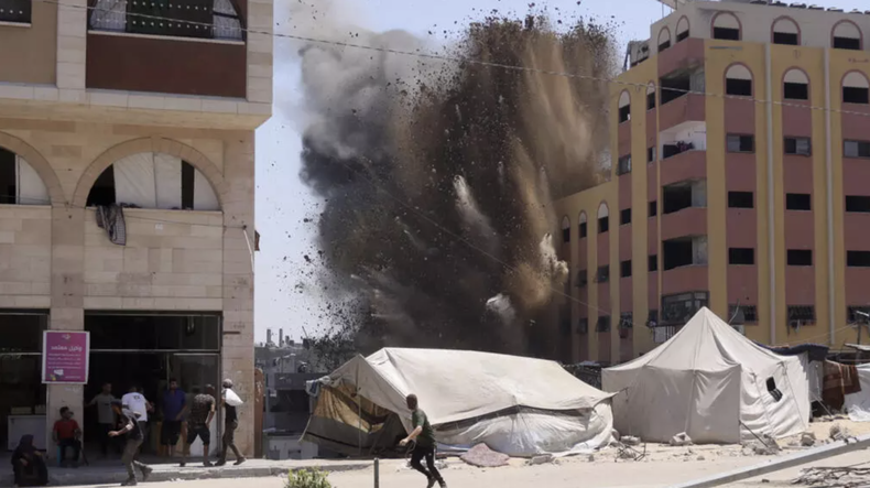 Palestinos huyen de un bombardeo israelí cerca de Jabaliya, en el norte de la Franja de Gaza, el 20 de agosto de 2025.