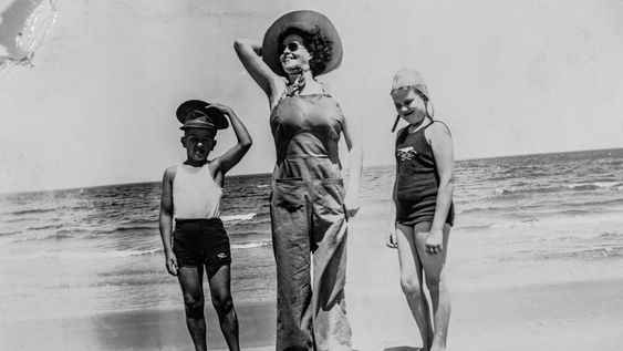 Susana Mondueri y dos niños de su familia en Punta Colorada, circa 1946.