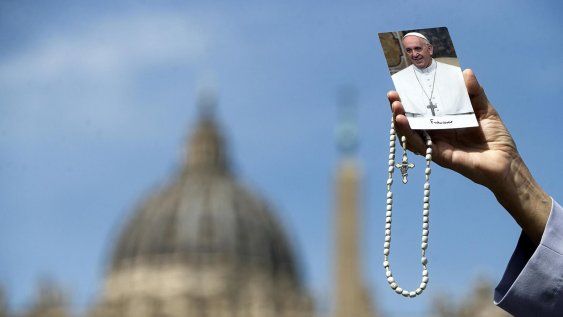Una monja muestra una foto del papa Francisco durante su rezo este lunes en la Plaza de San Pedro en el Vaticano Una monja muestra una foto del papa Francisco durante su rezo este lunes en la Plaza de San Pedro en el Vaticano