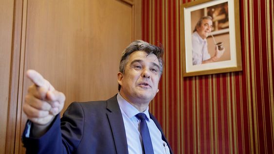 Carlos Camy durante la entrevista con Búsqueda. Foto: Javier Calvelo / adhocFOTOS Carlos Camy durante la entrevista con Búsqueda. Foto: Javier Calvelo / adhocFOTOS