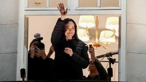 La Premio Nobel de la Paz, María Corina Machado, saluda desde el balcón del Grand Hotel de Oslo, Noruega, el 11 de diciembre de 2025.