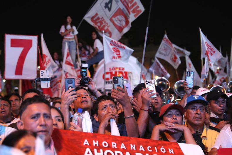Personas asisten al cierre de campaña del candidato a la presidencia de Perú por el partido Ahora Nación, Alfonso López-Chau, este jueves en Lima (Perú).