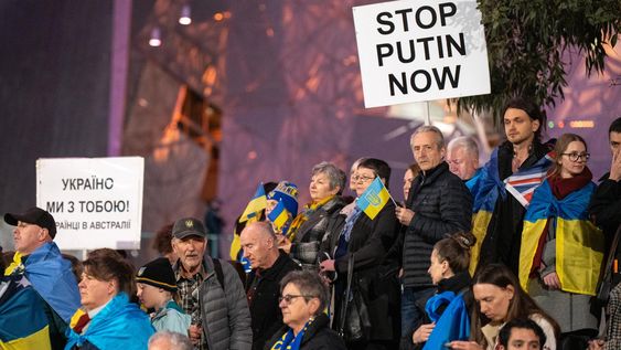 Personas se reúnen en Federation Square para conmemorar el 35.º aniversario del Día de la Independencia de Ucrania, en Melbourne, Australia, el 24 de agosto de 2026.&nbsp;