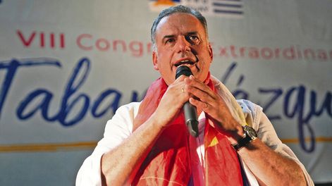 Yamandú Orsi, en el Congreso del Frente Amplio cuando fueron proclamados los precandidatos. Foto: Nicolás Celaya, adhocFOTOS
