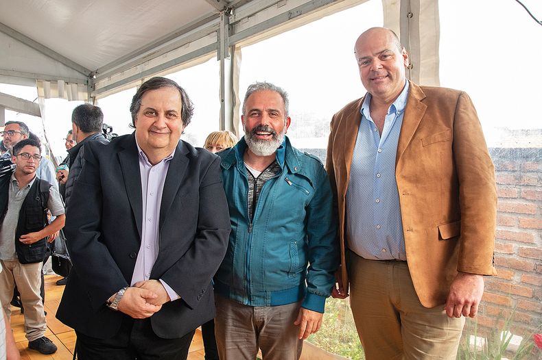 El alcalde de Sauce Rubens Ottonello con Alfonso Loreté y Marcelo Tamborini