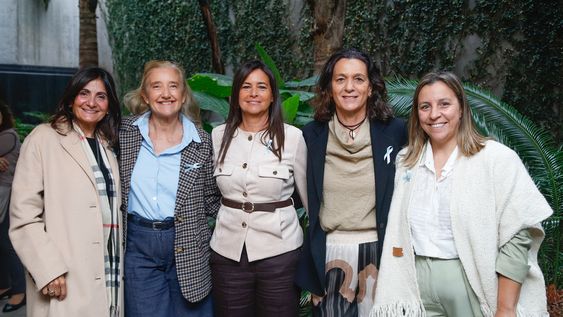 De Fundación Canguro: referentes voluntarias Cristina Cheguhem y Agnès Bonavita, presidenta Pamela Moreira, directora ejecutiva Estela Naya y encargada de Relaciones y Desarrollo Institucional Cecilia Sena.
