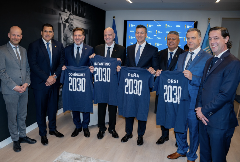 Yamandú Orsi e Ignacio Alonso reunidos con Gianni Infantino y Alejandro Domínguez en Nueva York, setiembre 2025.