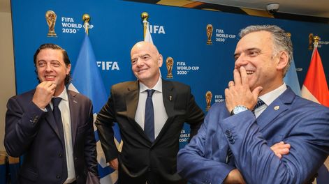 Ignacio Alonso, en la imagen junto al presidente de la FIFA, solicitó a Yamandú Orsi la exoneración de algunos tributos en el marco de la preparación para el Mundial 2030.