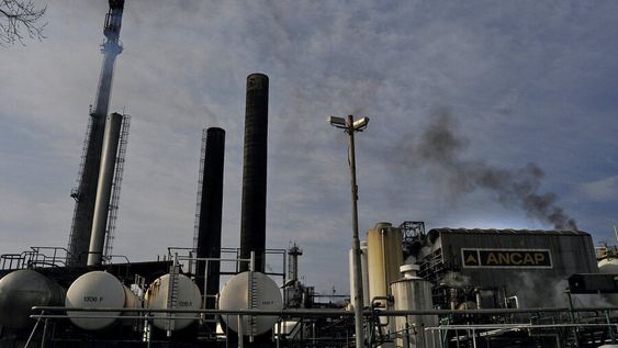 Refinería de Ancap en La Teja. Foto: Ricardo Antúnez / adhocFOTOS Refinería de Ancap en La Teja. Foto: Ricardo Antúnez / adhocFOTOS