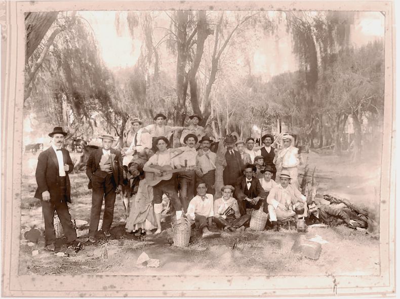 Avellaneda, 1903, con Elías Regules, Pepe Podestá, Alfredo Carozzi, el Varne, Totora Escayola, José Betinotti y otros