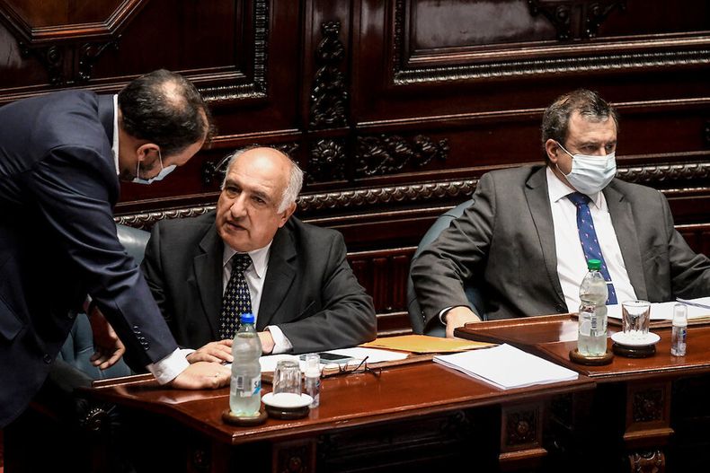 Charles Carrera, Guillermo Domenech y Raul Lozano durante una sesión en Cámara de Senadores en el Palacio Legislativo. Foto: Javier Calvelo / adhocFOTOS