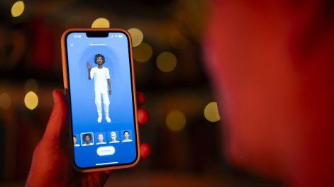 Esta foto muestra a un usuario interactuando con una aplicación de teléfono inteligente en la que personaliza un avatar para un chatbot personal de inteligencia artificial, conocido como Replika