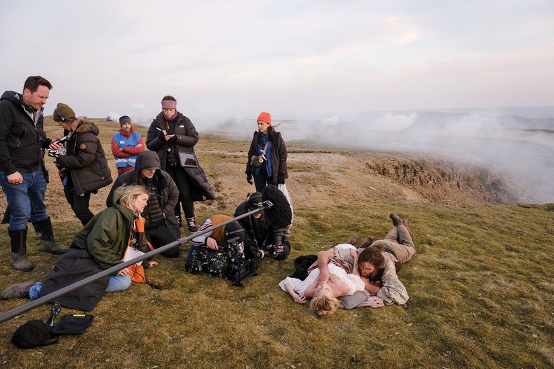 La directora Emerald Fennell y los intérpretes Margot Robbie y Jacob Elordi, en los papeles de Catherine y Heathcliff, durante el rodaje de Cumbres Borrascosas.