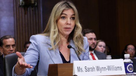 Sarah Wynn-Williams, exdirectora de Políticas Públicas Globales de Facebook, testifica durante una audiencia del Comité Judicial del Senado en el Capitolio el 9 de abril de 2025 en Washington, D.C.