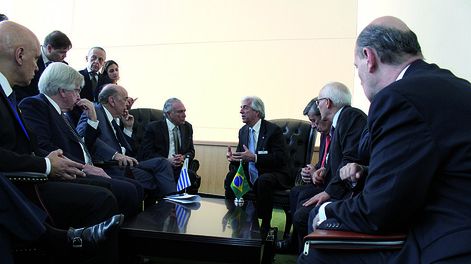 imagen de El gobierno sale “al mundo” a buscar inversiones sin priorizar	coincidencias ideológicas ante las dificultades en la región