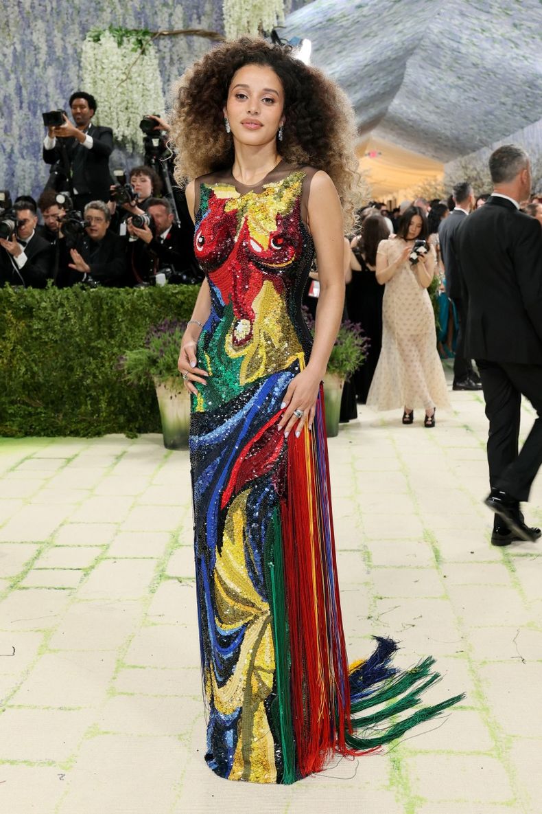 La actriz Chase Infiniti optó por un vestido de Thom Browne inspirado en la Venus de Milo, bordado con un millón y medio de lentejuelas en más de 600 diferentes colores.  