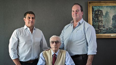Búsqueda | Director Alberto González Rocca, presidente del directorio, Raúl González Rocca, y director Marcelo Doldán, posan para Trayectorias. Foto: Adrián Echeverriaga