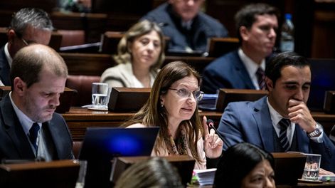 La ministra Karina Rando lideró la respuesta del gobierno en la interpelación. Fotos: Mauricio Zina / adhocFOTOS