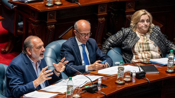 Los senadores Jorge Gandini, Javier García y Graciela Bianchi, durante la sesión del Senado en la que se trató la renuncia de Charles Carrera