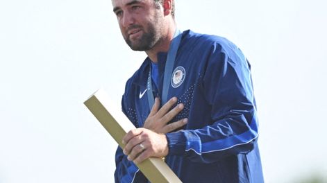 Scottie Scheffler celebrando en la premiación de los Juegos Olímpicos de París