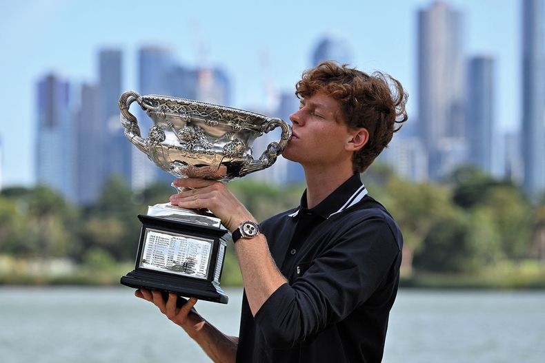 Jannik Sinner, de 23 años, se coronó como bicampeón del Open de Australia en el albor de la temporada de tenis mundial