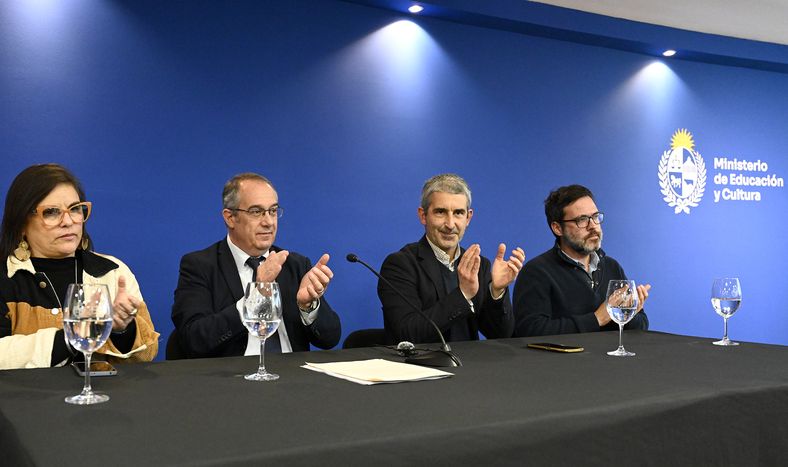 La responsable del Área de Formación de la Dirección Nacional de Educación (DNE), Gabriela Rak, el ministro José Carlos Mahía, el presidente de la ANEP, Pablo Caggiani, y el secretario técnico de la DNE, Sebastián Valdez