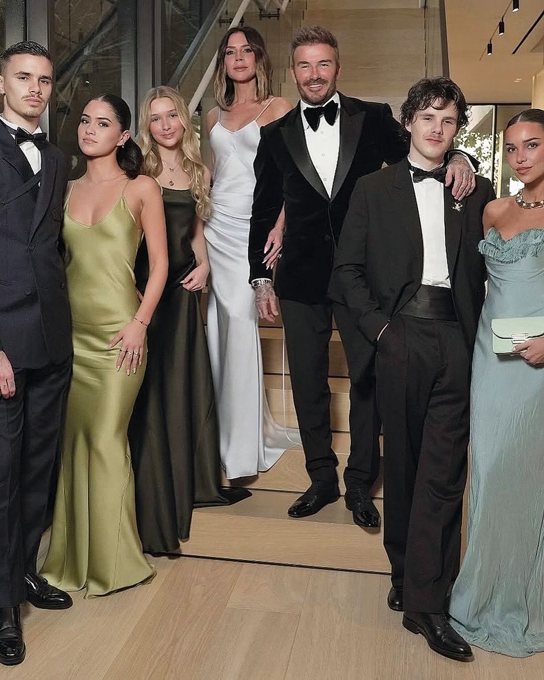 La familia Beckham: Romeo con su novia Kim Turnbull, Harper Seven, Victoria, David y Cruz con su novia Jackie Apostel