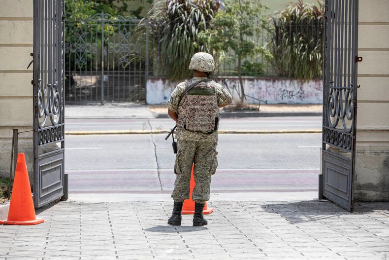 Un militar custodia la entrada al Ministerio de Defensa Nacional, en la avenida 8 de Octubre.&nbsp;