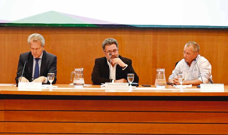 El representante del BID en Uruguay, Luiz Ros; el subsecretario del MGAP, Matías Carámbula; y el integrante de la junta directiva de INIA, Alejandro Henry