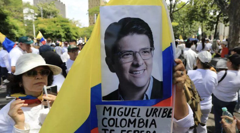 Una mujer sostiene una bandera durante la “marcha silenciosa” en apoyo a Miguel Uribe Turbay y en favor de la paz en el país, en Medellín, Colombia, el 15 de junio de 2025