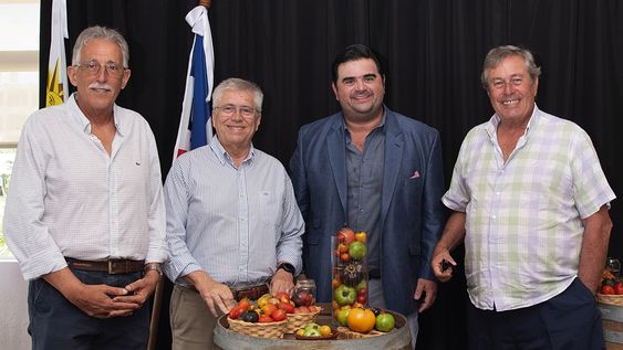 El director general de UTU Juan Pereyra con el ministro de Turismo Tabaré Viera y los intendentes Nicolás Olivera, de Paysandú, y Enrique Antía, de Maldonado
